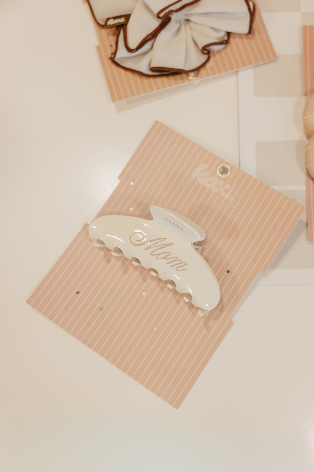 BEIGE MOM OVERSIZED CLAW - Poppy & Vine