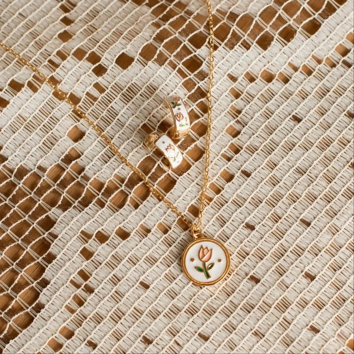 Eloise Tea Cup Necklace - Poppy & Vine