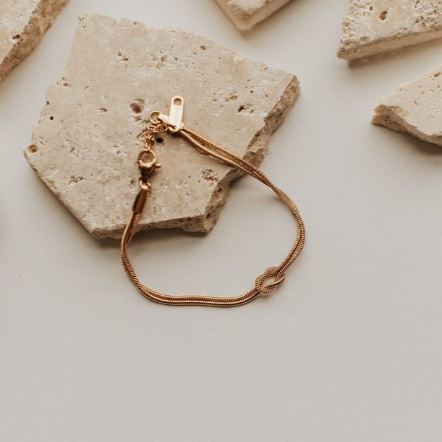 Evelyn Infinity Knot Bracelet - Poppy & Vine