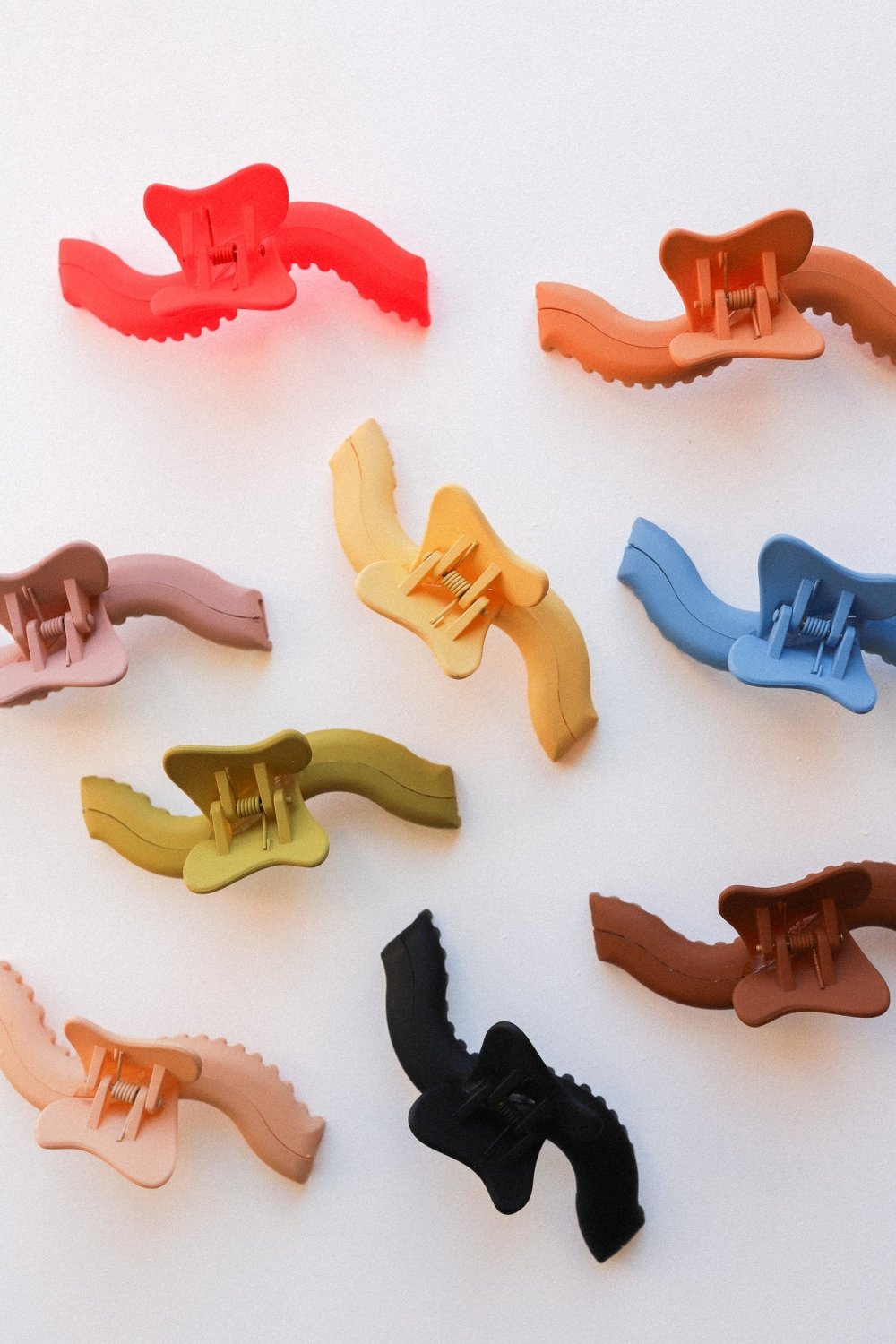 KAXI WAVY MIDI HOLD EVERYTHING CLAW - Poppy & Vine