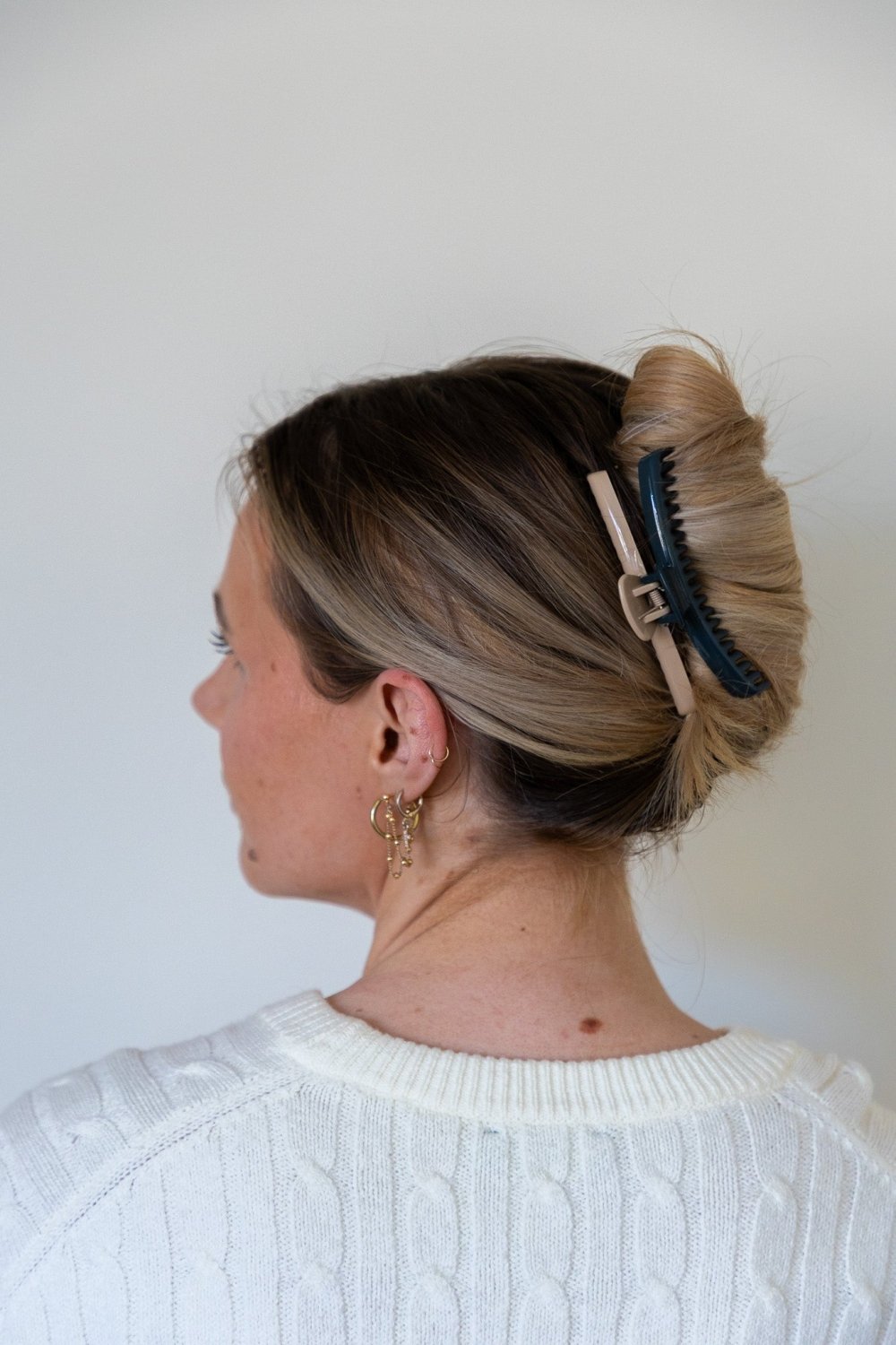 TWO-TONED SHINY MIDI HOLD EVERYTHING CLAW - Poppy & Vine